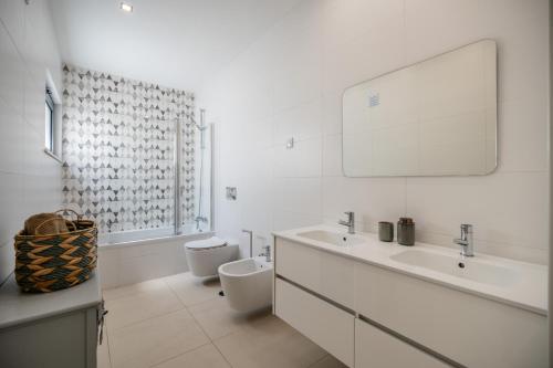2 Quartos em Alvor com Piscina, 2 churrasqueiras e garagem