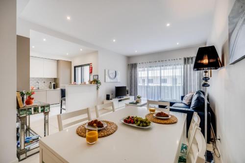 2 Quartos em Alvor com Piscina, 2 churrasqueiras e garagem