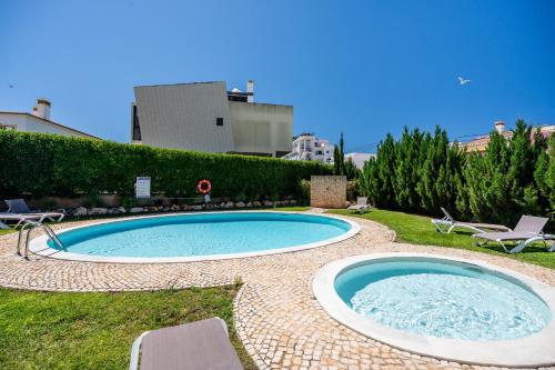 2 Quartos em Alvor com Piscina, 2 churrasqueiras e garagem