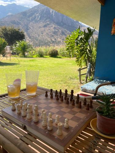 a chess board and two glasses of beer on a table at Casa Ordóñez - Cielo Abierto in El Molino