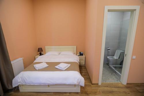 a bedroom with a bed and a bathroom with a toilet at Prime Heaven in Chiatʼura