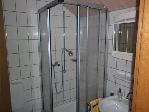 a bathroom with a shower and a sink at Ferienwohnung Schwalbennest in Lennestadt