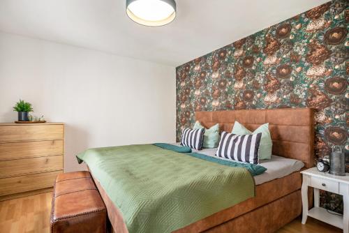 a bedroom with a bed with a green bedspread at Kleines Stadthaus mit Sauna in Hillesheim