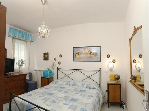 a bedroom with a bed and a chandelier at Appartamento Zero Pensieri in San Benedetto del Tronto