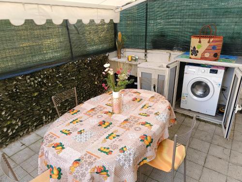 a table with a vase of flowers on it at Appartamento Zero Pensieri in San Benedetto del Tronto