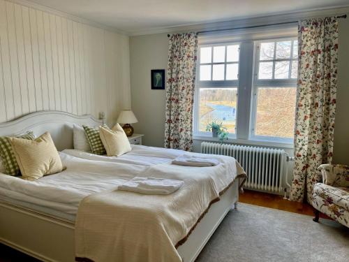 a bedroom with two beds and a window at Göta Hotell in Borensberg