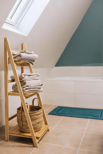 a stack of towels on a shelf in a attic at Le nid du Randonneur in Marmanhac