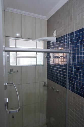 ein Badezimmer mit Dusche mit Glastür in der Unterkunft Hotel dos Lagos in Alfenas