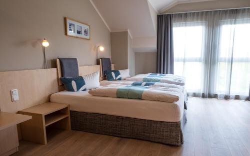 a hotel room with two beds and a window at Rebhan's Klassik in Stockheim