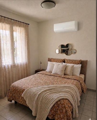 a bedroom with a large bed and a window at Au village naturiste, Villa vue Marina in Cap d'Agde