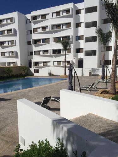 vista para o edifício de apartamentos a partir da piscina em Iken Park Agadir em Agadir