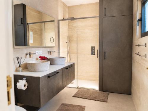a bathroom with two sinks and a shower at Casa Era Canaria in Arona