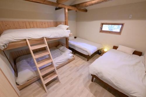a room with two bunk beds and a window at 高野神谷宿 一結 in Koyasan