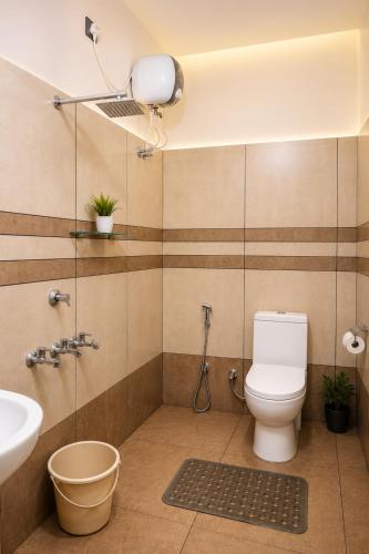 a bathroom with a toilet and a sink at AnanthaSayanam Homestay Near Sri Padmanabha Swamy Temple in Trivandrum