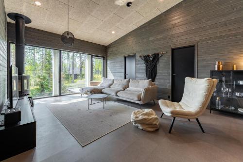 a living room with a couch and a chair at Villa Noel in Ylläsjärvi