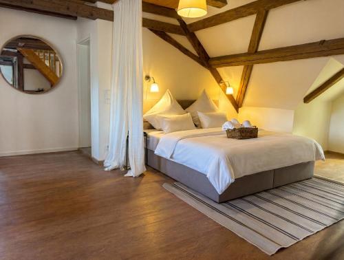 a bedroom with a large bed and a mirror at HyggeLiving - 120qm - Boxspringbetten - 55" Smart TV - Küche - Parkplatz - bis 8 Pers - BESTLAGE in Wernigerode
