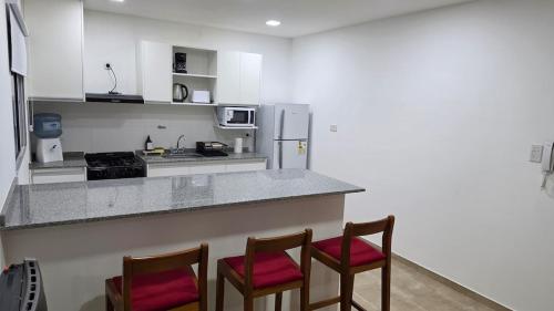 a kitchen with two chairs and a counter top at Moderno apartamento en Colón in Colón Buenos Aires Province