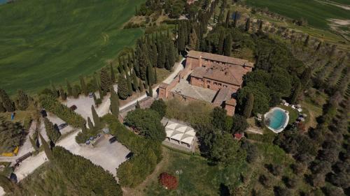 Luftaufnahme eines Herrenhauses mit Bäumen und einem See in der Unterkunft Castello di Leonina Relais - Adults Only in Siena