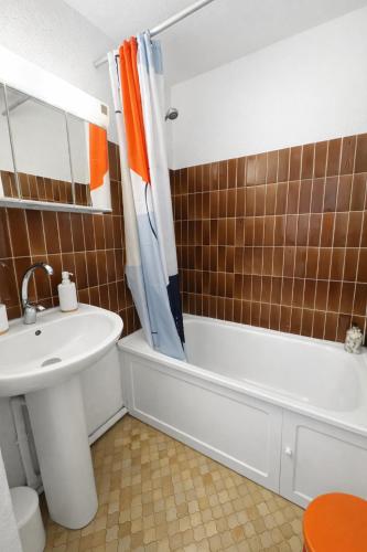 L'été au Cap d'Agde - Piscine - Parking - Proche village naturiste - Histoire de Clés