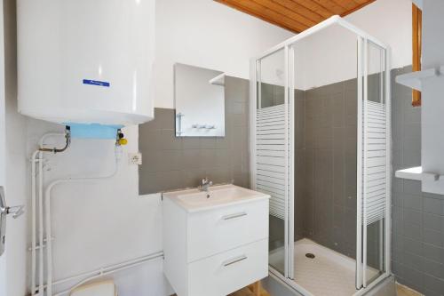a bathroom with a sink and a shower at 4.Les Chenes option Clim- 4 pers in Calviac