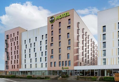 a building with a hotel sign on top of it at B&B HOTEL Lille Villeneuve d'Ascq Grand Stade 3 étoiles in Villeneuve d'Ascq