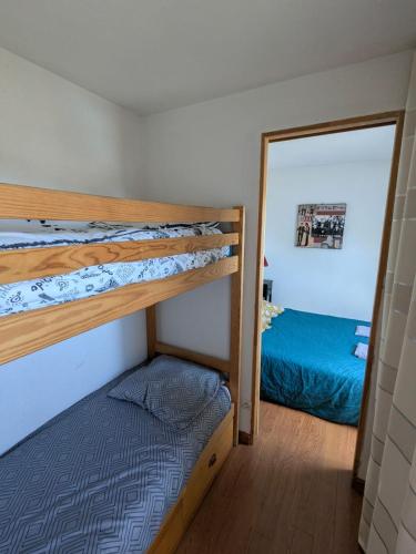 a bedroom with two bunk beds and a mirror at Maisonnette Piriac-sur-Mer in Piriac-sur-Mer