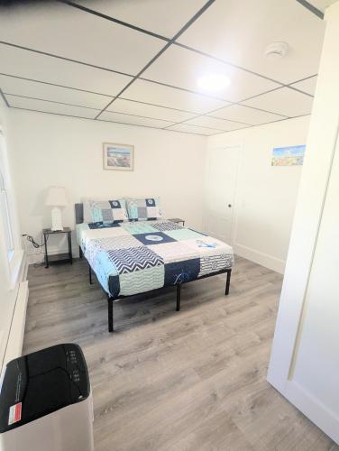 Voodi või voodid majutusasutuse newly renovated 2BD, 10-minute walk to the beach toas
