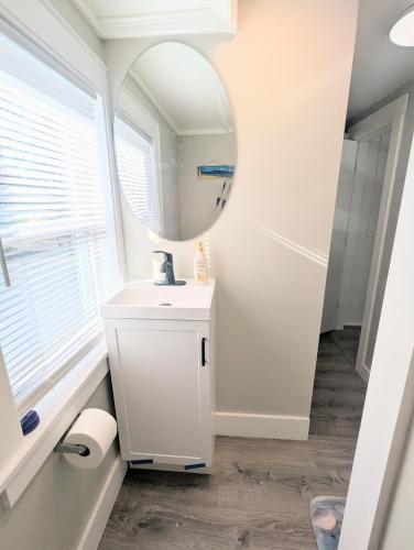 Vannituba majutusasutuses newly renovated 2BD, 10-minute walk to the beach