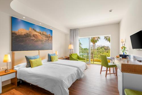 ein Hotelzimmer mit Bett und Schreibtisch in der Unterkunft Hotel Tigaiga in Puerto de la Cruz