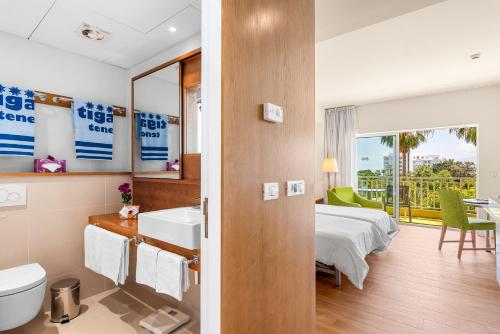 ein Hotelzimmer mit Bett und Badezimmer in der Unterkunft Hotel Tigaiga in Puerto de la Cruz