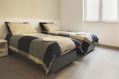dwa łóżka siedzące obok siebie w sypialni w obiekcie Bed&Cappuccini w mieście Avellino