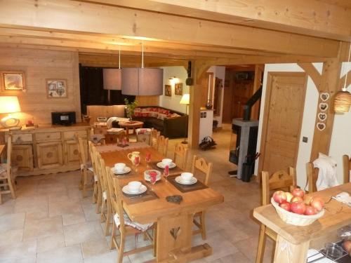 une cuisine et un salon avec une table et des chaises dans l'établissement Chalet Le Solaret, à Megève