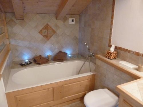 une salle de bain avec baignoire et toilettes dans l'établissement Chalet Le Solaret, à Megève