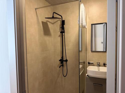 ein Badezimmer mit Dusche und Waschbecken in der Unterkunft Sheldon Hotel in Yerevan