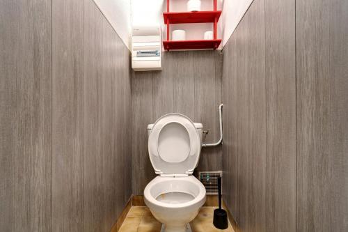a bathroom with a white toilet in a room at 1.Chataigniers option clim- 4pers in Calviac
