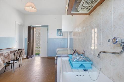 a kitchen with a tub and a sink at Le Vallocchie in Concerviano