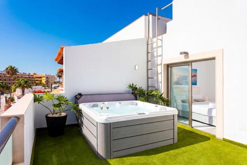 Luxury Penthouse with Sea Views and Terrace La Caleta