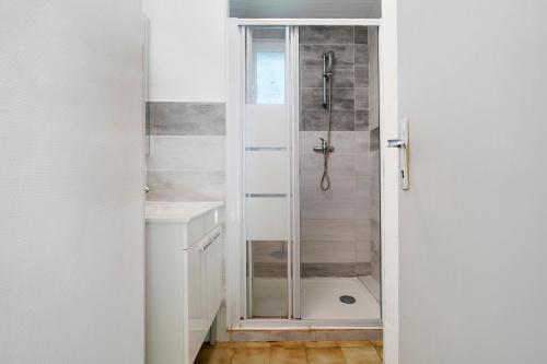 a bathroom with a shower and a sink at 17.Les Etoiles option Clim- 7 pers in Calviac