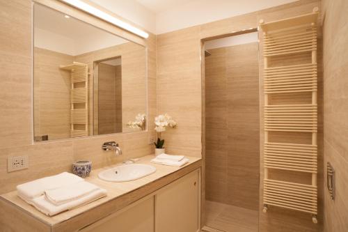 Charm & Elegance off Via Veneto 2BR, 2BA