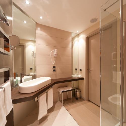 Un baño de RMH MODENA DES ARTS