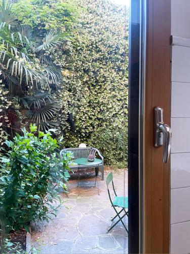Stanza privata in casa silenziosa con giardino