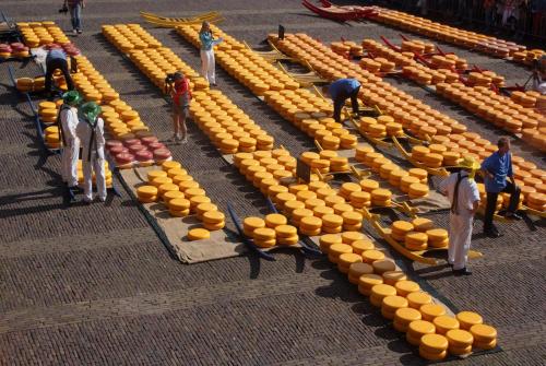 a group of people working on a display of oranges at Hotel Stad en Land in Alkmaar
