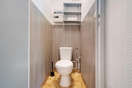 a small bathroom with a white toilet in a room at 7.Les rossignols option Clim-4 pers in Calviac