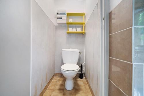 a small bathroom with a toilet and a shower at 6.hirondelles Option Clim- 4 pers in Calviac