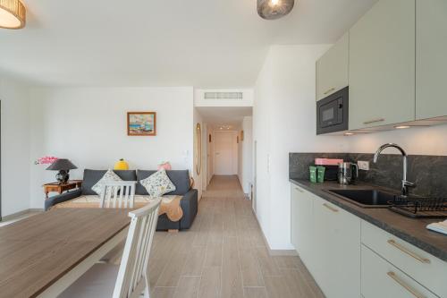 New Building- Appartement neuf lumineux vue Mer, tramway L3 au pied de immeuble à 10 à 15 mns d'aéroport, centre ville & promenade anglais