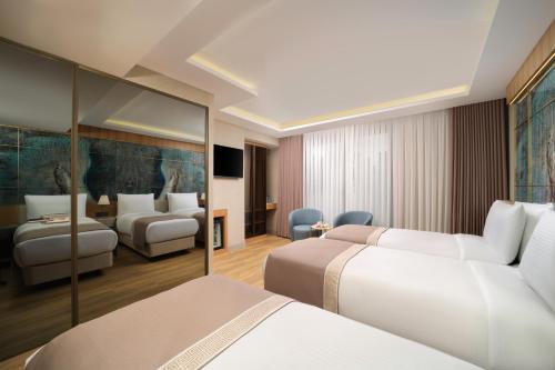 Un pat sau paturi într-o cameră la Shirisha Hotel Istanbul