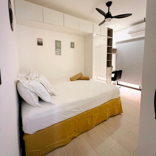 a bedroom with a bed with a ceiling fan at Bello apartamento con piscina cerca del mar in San Juan del Sur