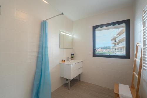 New Building- Appartement neuf lumineux vue Mer, tramway L3 au pied de immeuble à 10 à 15 mns d'aéroport, centre ville & promenade anglais