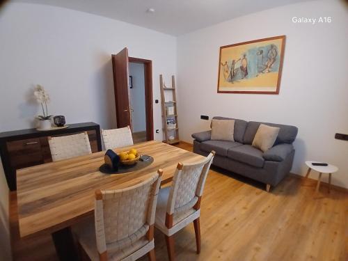 a living room with a wooden table and a couch at Apartments Nadine Mljet Komfort mit Meerblick in Okuklje
