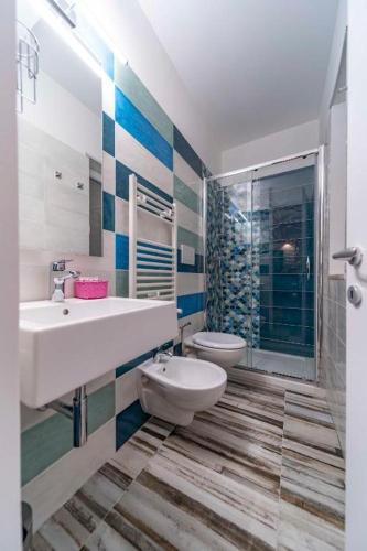 ein Badezimmer mit Waschbecken, Toilette und Dusche in der Unterkunft Le Stanze e il Mare in Polignano a Mare